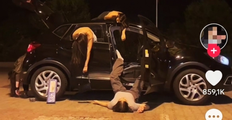 Balletti, playback, pose sexy e falsi incidenti: sono i "trend" di TikTok. «Così ci si sente accettati»